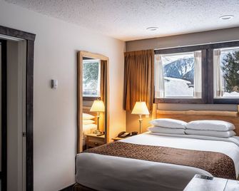 Swiss Chalet Motel - Revelstoke - Bedroom