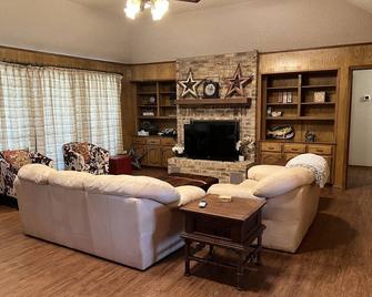 Peace and Quiet in the country just minutes from TAMU - Caldwell - Living room