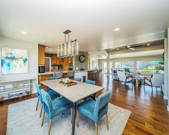 Lakeside Hilltop Retreat with Amazing Pool and Spa - Lakeside - Dining room