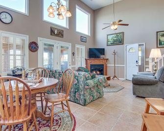 Furnished Deck and Mtn Views Rutherfordton Home - Rutherfordton - Living room