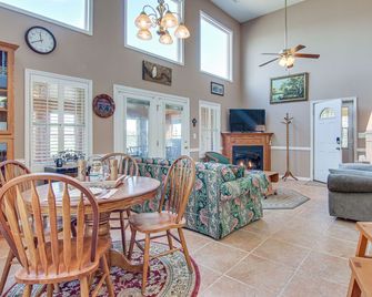 8 Mi to Lake Lure! Mtn-View Gem w/ Furnished Deck - Rutherfordton - Sala de estar