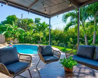 Tropical Getaway with Heated Pool, Arcades & Spacious Backyard - Sleeps 8 - Fort Lauderdale - Svømmebasseng