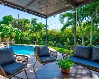 Tropical Getaway with Heated Pool, Arcades & Spacious Backyard - Sleeps 8 - Fort Lauderdale - Piscina