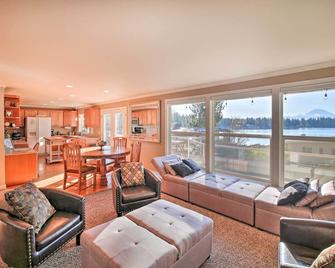 Stunning Kent Lake House with Private Dock! - Kent - Living room
