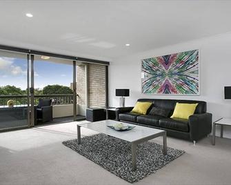 Crem4 - Newly Renovated Immaculate 1br Apartment - North Sydney - Living room