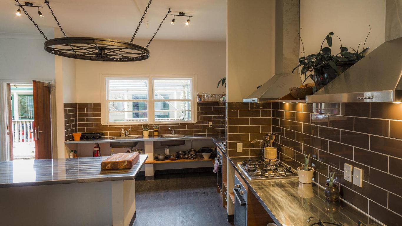 The Dwellington - Hostel