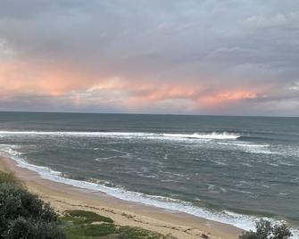 Beach bungalow on the ocean - Toowoon Bay - Strand