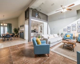 Charming 5 Bedroom w/ Self Check-In, Garage Parking & Pet Friendly - Temple - Living room