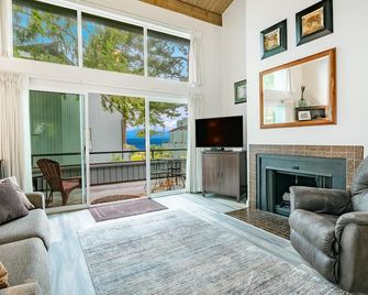 JL 202: Lovely water view, sleeps 4 - Blaine - Sala de estar