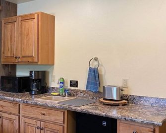 Cozy lodge with 1 bedroom and WiFi, AC in pleasant Gardiner - Gardiner - Cuisine