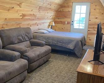 The Little Red Barn - Lakeside Tiny Home Rental -Sleeps 4 - Spiral Staircase - Luverne - Спальня
