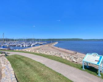 Red Hibiscus House - 3 Blocks from Lake Pepin - Lake City - Playa