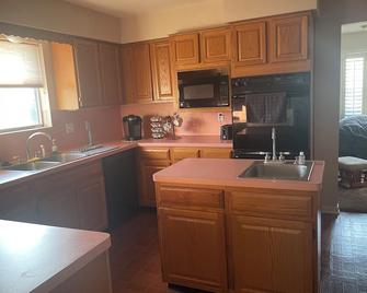 Roomy 3-bedroom house with WiFi and AC in lovely Palestine, TX - Palestine - Kuchyň