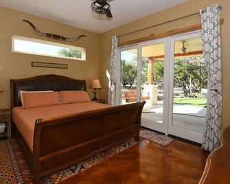 Sleeps 33, Private pool & putting green,10 min from Garner State Park, Frio Riv. - Utopia - Habitación