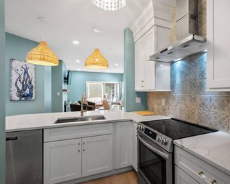 2-Bdr 2- Bathroom Pet Friendly Newly Renovated Home Perfect for Extended Stays - Davidson - Kitchen