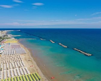 Amadei Hotel Blumen - Pesaro - Spiaggia