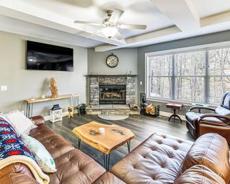 Mountain Views and Brook Access Home in Arkville! - Arkville - Sala de estar