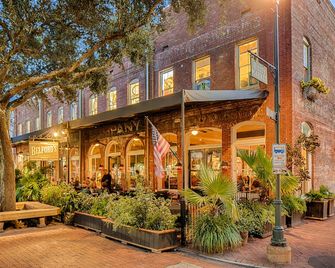 Stunning House with Historic Charm, Modern Convenience, & Great Location - Savannah - Building