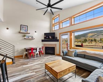 Luxury Condo w/ 2 Private Balconies, Stunning Mountain Views & Natural Light! - Dillon - Sala de estar