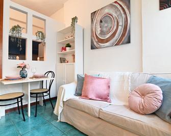 Izzhome City Love - Cagliari - Wohnzimmer