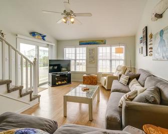 Topsail Beach Vacation Rental Steps to Shore! - Topsail Beach - Living room