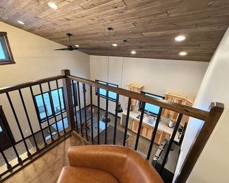 New Construction, Little Bear Creek Retreat! 3br, 2ba Private Country Home - Durand - Escaleras