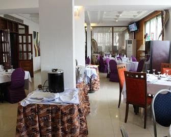Lewat Hotel - Duala - Restaurante