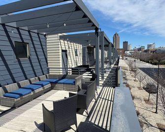 Downtown Skyline Views in Modern Townhome with Rooftop Patios - Des Moines - Balcón