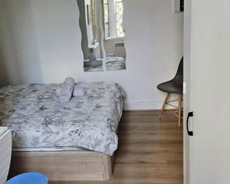 Studio - M° Garibaldi - 20 mn Champs-Élysées - Saint-Ouen-l’Aumône - Habitación
