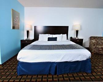 Coratel Inn & Suites By Jasper Newton - 1 King Bed Ns - Newton - Bedroom