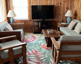 Tina Tuna Oceanfront Milepost 11 Nags Head Nc Rents Friday To Friday - Nags Head - Living room