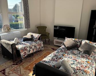City Escape - Enfield - Living room