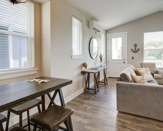 Tranquility Base Cottage - Ocean Shores - Sala de estar