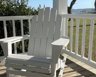 Charming 2-bedroom cottage in Sneads Ferry with WiFi and AC - Sneads Ferry - Balcón