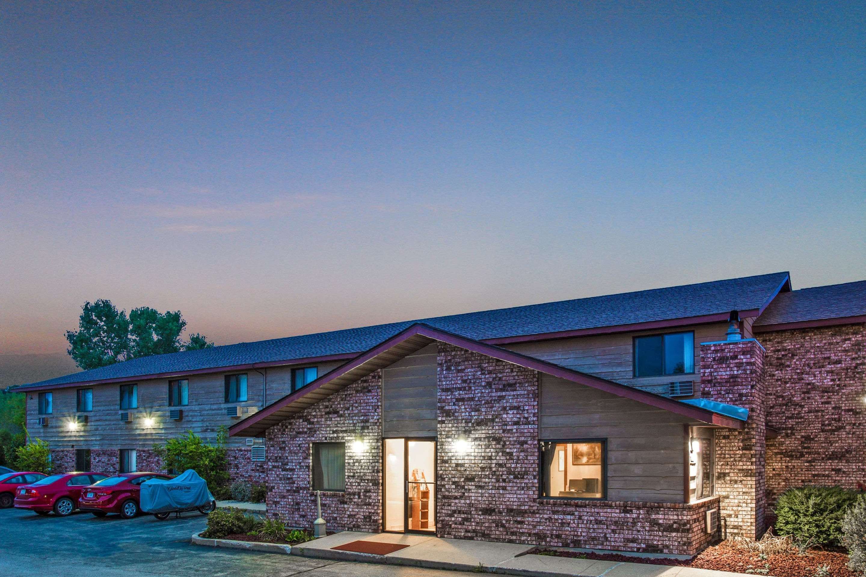 Super 8 by Wyndham Hartford WI - Hartford - Gebouw