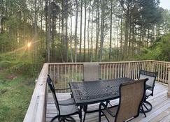 Adorable, detached, carriage guest house in a quiet, wooded setting. - Virginia Beach - Outdoor view