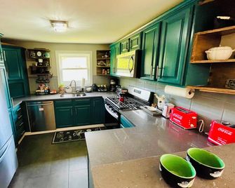 Schaumburg Paradise Oasis with a secret garden and private Pool - Schaumburg - Kitchen