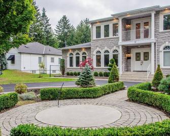 Furnished 2 Bedroom Basement Apartment - โตรอนโต - อาคาร