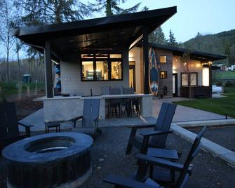 Luxe Lake Cabin Hot tub Grill Firepit EV charger - Onalaska - Patio