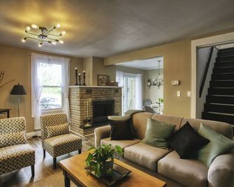 Vineyard Location Clean Spacious Family Accommodation 3 Bedroom - Lincoln - Living room