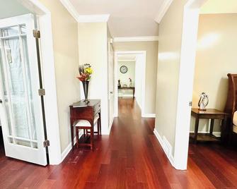 Spacious and Comfortable House - Charlotte