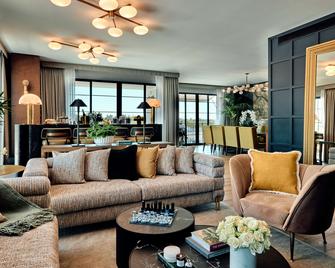 The Global Ambassador - Phoenix - Living room
