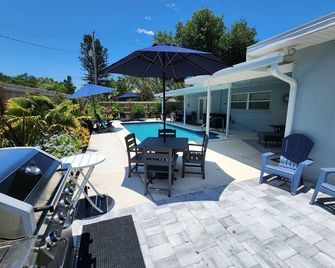 Coastal Vibes! Tropical heated pool home short drive to the beach - Bradenton - Pool