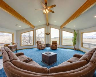 Corvallis 'Coyote Creek House' w/ Mountain Views! - Corvallis - Living room
