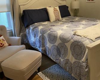 Charming 2/1 Centrally located and close to ULM! Pet Friendly! - Monroe - Bedroom