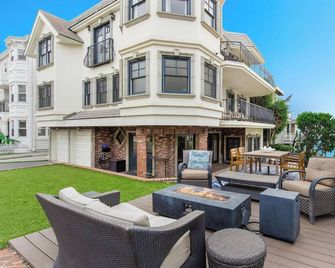 Ocean View/Amazing 4 Bedroom/Ac/Walk To Beach! - Manhattan Beach - Patio