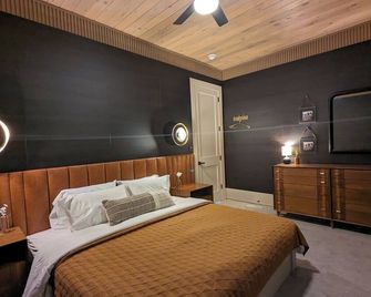 Inn on Main - 1st Floor Apartment - Geneva - Bedroom