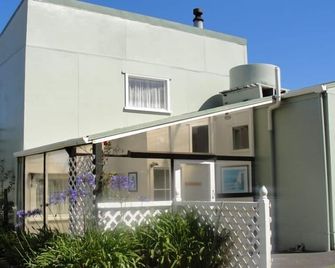 Well-equipped, spacious classic kiwi bach across from beach - Levin - Gebäude