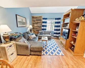 Stylish Notre Dame Condo Sleeps 6 2 Bedroom Condo - South Bend - Sala de estar