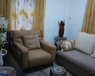 Himma's One bedroom cozy apartment with AC, strong WiFi - Freetown - Living room